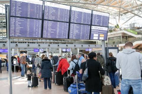 Flughafen Hamburg 16.04.2019, DEU, Deutschland, Hamburg: Reisende warten in Schlangen an Check-In-Countern im Flughafen Hamburg. Hamburg Hamburg Deutschland *** Hamburg Airport 16 04 2019 DEU Germany Hamburg Travelers waiting in queues at check-in counters at Hamburg Airport Hamburg Hamburg Germany