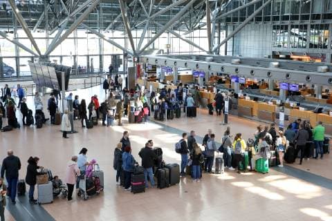 Flughafen Hamburg 16.04.2019, DEU, Deutschland, Hamburg: Reisende warten in Schlangen an Check-In-Countern im Flughafen Hamburg. Hamburg Hamburg Deutschland