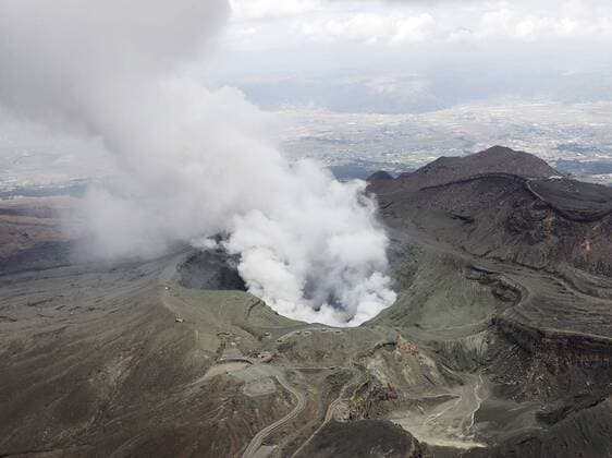 News Themen der Woche KW16 News Bilder des Tages Small volcanic eruption observed on Mt. Aso Photo taken April 17, 2019, from a Kyodo News helicopter shows Mt. Aso in the southwestern Japan prefecture of Kumamoto spewing smoke following a small eruption observed the previous day. 