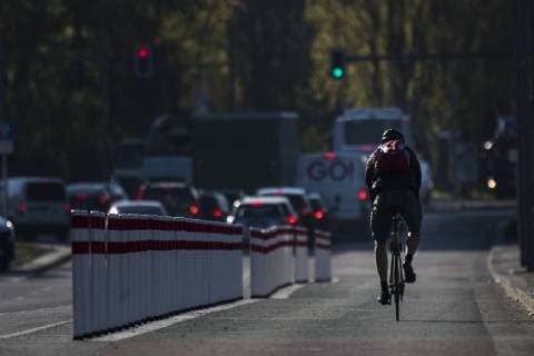 Ein Radfahrer faehrt auf einem Fahrradweg auf der Holzmarktstrasse, der mit Pollern von den Spuren fuer Autos abgetrennt ist. Berlin, 17.04.2019. Berlin Deutschland