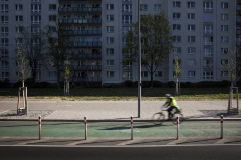 Ein Radfahrer faehrt auf einem Fahrradweg auf der Holzmarktstrasse, der mit Pollern von den Spuren fuer Autos abgetrennt ist. Berlin, 17.04.2019. Berlin Deutschland