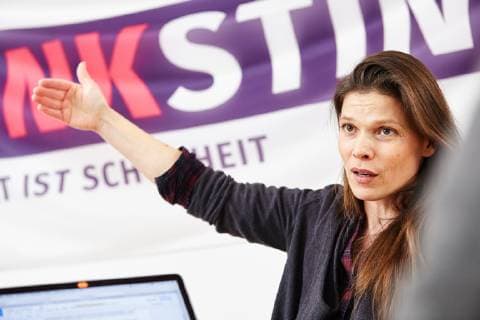 Porträt Dr. Stevie Meriel Schmiedel DEU, Deutschland, Hamburg, 25.01.2017: Dr. Stevie Meriel Schmiedel, Initiatorin und Vorstandsvorsitzende von Pinkstinks Germany e.V., im Interview-Termin mit dem Handelsblatt. Das Gespräch fand in den Büro-Räumen von Pinkstinks in Hamburg statt. *** Portrait Dr Stevie Meriel Schmiedel DEU Deutschland Hamburg 25 01 2017 Dr Stevie Meriel Schmiedel Initiator and CEO of Pinkstinks Germany e V in interview Appointment with the Handelsblatt The interview took place in the offices of Pinkstinks in Hamburg