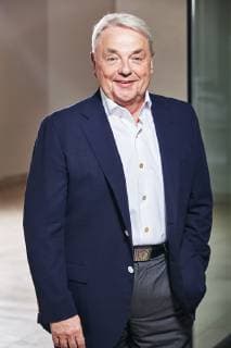 Porträt Klaus Peter Schulenberg DEU, Deutschland, Hamburg, 18.10.2017: Klaus-Peter Schulenberg, CEO von Eventim, in der Eingangshalle des Firmensitzes in Hamburg (Hohe Bleichen 11).