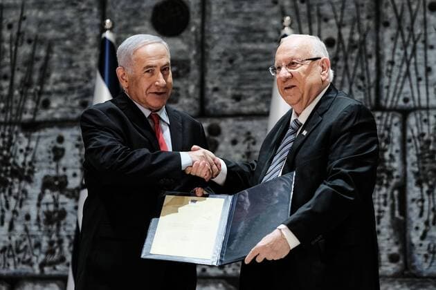 News Themen der Woche KW16 News Bilder des Tages April 17, 2019 - Jerusalem, Israel - Israeli President REUVEN RIVLIN (R) signs a letter of appointment tasking incumbent Prime Minister BENJAMIN NETANYAHU (L) with formation of the next coalition government following April 9th, 2019 elections. Netanyahu s Likud party won 35 of 120 parliament seats in a tie with Blue and White party but has best chance to succeed in forming a coalition based on President s consultations with representatives of all elected parties. Netanyahu has 28 days with a possible 14 day extension to establish government which he will lead in his 5th term as prime minister. Jerusalem Israel - ZUMAa126 20190417_zap_a126_001 Copyright: xNirxAlonx