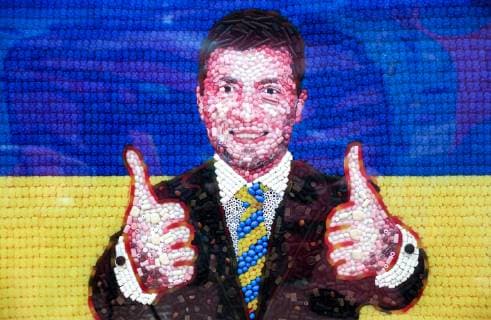 News Bilder des Tages ST PETERSBURG, RUSSIA - APRIL 18, 2019: A 15kg picture showing a likeness of Ukraine s presidential candidate Volodymyr (Vladimir) Zelensky with the national Ukrainian colours behind, made from some 3,000 Roshen sweets, is on display at Sladky (Sweet) Museum at Nevsky Prospekt in St Petersburg; Roshen is a confectionery corporation owned by Ukraine s incumbent president Poroshenko who is also taking part in the 2019 Ukrainian presidential election. Alexander Demianchuk TASS  TS0A8A0F