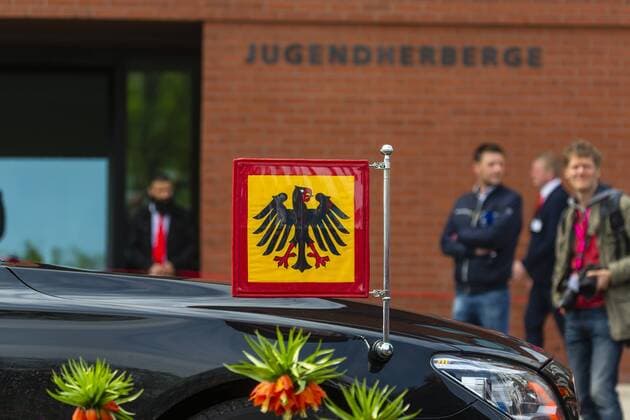 DEU, Deutschland, Baden-Württemberg, Heilbronn, 17.04.2019 - Bundespräsident Frank-Walter S t e i n m e i e r hat in Heilbronn die Bundesgartenschau 2019 eröffnet. Dabei besuchte er auch die neue Jugendherberge, die innerhalb des BUGA-Geländes entstanden ist. Zum ersten Mal in der 68-jährigen BUGA-Geschichte wird eine Gartenschau mit innovativen Architekturkonzepten verknüpft. Zu sehen auch zwei Bionik-Pavillons. Im Mittelpunkt der Blumenschau stehen die nächsten 173 Tage aber Blumen und Pflanzen. Eine Million Blumenzwiebel und über 1000 gepflanzte Bäume sowie 5000 Veranstaltungen sollen 2,2 Millionen Besucher in die Kätchenstadt locken. Die Gesamtkosten liegen bei rund 194 Millionen Euro.
