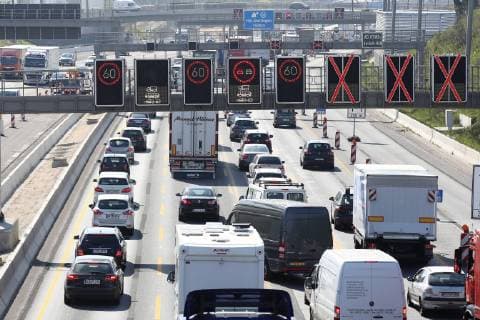 Stau auf der Autobahn in Hamburg 18.04.2019, DEU, Deutschland, Hamburg: Fahrzeuge stauen sich auf der Autobahn 7 (A7) in Richtung Süden. Hamburg Hamburg Deutschland