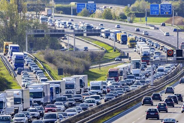News Bilder des Tages DEU, Deutschland, Baden-Württemberg, Stuttgart, 18.04.2019 - Osterverkehr 2019 auf Der Autobahn A8 bei Stuttgart. Die befürchteten Staus und Verkehrsbehinderungen blieben aus - trotz starken Verkehrsaufkommens in Fahrtrichtung Süden.