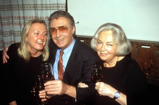 173131 (9003509) Peter ALEXANDER mit Ehefrau Hilde (rechts) , links wahrscheinlich Tochter Susanne, alle mit einem Weinglas in der Hand, 1995. SPERRVERMERKE BEACHTEN PLEASE CHECK RESTRICTIONS! Nutzung nur gegen Honorar, Beleg, Namensnennung und zu unseren AGB. Weitergabe und Archivierung nur mit schriftlicher Genehmigung. color, Innenaufnahme, Querformat, 20. Jahrhundert, 90er Jahre, Personen, Sänger, Schauspieler, österreichischer, Familie, Tochter, Paar, Paare, Ehepaar, Ehepaare, Sonnenbrille, Weinglas, Weingläser, halten, haltend, hält, Name= Alexander, Peter, Name= Alexander, Hilde, Name= Alexander, Susi , a00247 , Name= Haidinger-Neumayer, Susanne Wien Austria *** 173131 9003509 Peter ALEXANDER with wife Hilde right left probably daughter Susann vr6389480 173131