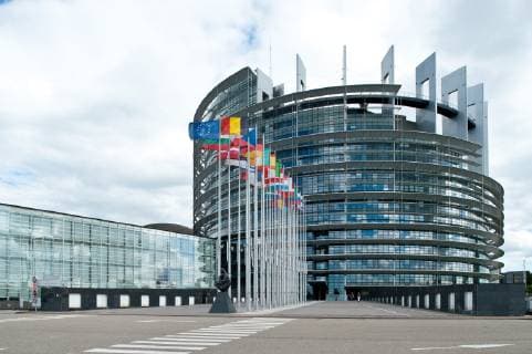 Das Europäische Parlament (inoffiziell auch Europaparlament oder EU-Parlament; kurz EP) mit offiziellem Sitz in Straßburg ist das Parlament der Europäischen Union. Das Europäische Parlament wurde von der Architektengruppe Architecture Studio aus Paris geplant. *** The European Parliament unofficially also European Parliament or EU Parliament short EP with its official seat in Strasbourg is the Parliament of the European Union The European Parliament was planned by the Architecture Studio architectural group from Paris