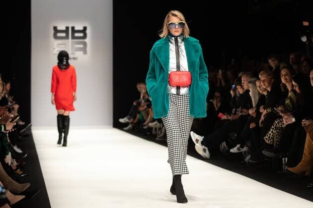 Mercedes-Benz Fashionweek 2019 Model auf dem Laufsteg zur RIANI Modenschau Herbst Winter 2019 am 16.01.19 in Berlin Berlin MBFW , E-Werk Berlin Deutschland
