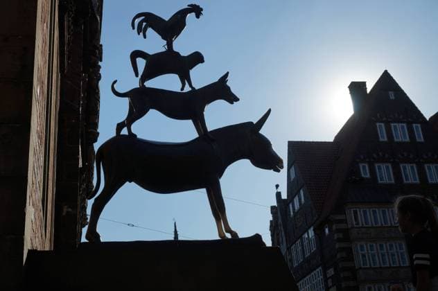 Tag der Musik am 21. Juni Die Bremer Stadtmusikanten als Bronzeplastik von Gerhard Marcks (1889-1981). Das Denkmal wurde 1953 neben dem Bremer Rathaus aufgestellt. Nach dem weltbekannten Märchen aus der Sammlung der Gebrüder Grimm vertrieben Esel, Hund, Katze und Hahn eine Räuberbande aus ihrem Haus im Wald und kamen dadurch letztlich nie nach Bremen. Den Esel an den Pfoten oder aber am Maul anzufassen, bringt angeblich Glück. Im Hintergrund Giebelhäuser am Marktplatz.