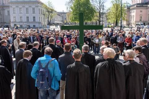Berlin, Karfreitagsprozession Deutschland, Berlin - 19 04 2019: Im Bild ist die berliner Karfreitagsprozession vor der Neuen Wache zu sehen. Berlin Berlin Deutschland