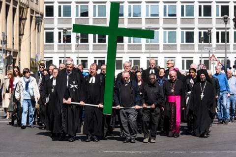 Berlin, Karfreitagsprozession Deutschland, Berlin - 19 04 2019: Im Bild ist die berliner Karfreitagsprozession vor der St. Hedwigs-Kathedrale zu sehen. Berlin Berlin Deutschland