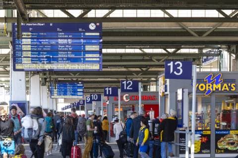 DEU, Deutschland, Baden-Württemberg, Stuttgart, 19.04.2019 - Hochbetrieb am Hauptbahnhof Stuttgart. Der Osterreiseverkehr sorgt für volle Züge und volle Bahnsteige.