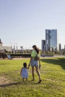 IMAGO Creative: Sommer, Sommertage im Stadtpark Mother and daughter walking hand in hand in a park model released Symbolfoto  MAUF02419