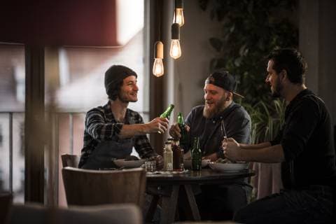 IMAGO Creative, Lifestyle, Leben in einer Wohngemeinschaft, WG Friends drinking beer and eating together, what they have cooked model released Symbolfoto property released  MJRF00066