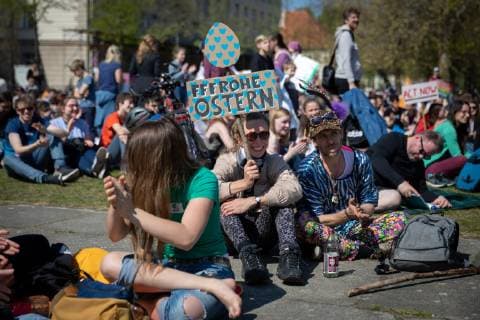 FridaysForFuture Klimastreik-Picknick Über 500 Menschen beteiligen sich am Karfreitag in Berlin an einem Klimastreik-Picknick für mehr Klimaschutz. Die Demonstranten fordern, die Ziele des Pariser Klimaabkommens einzuhalten und die Erderwärmung auf 1,5 Grad zu begrenzen. Vorbild für die Streikenden ist die schwedische Schülerin G r e t a T h u n b e r g, die bereits seit Monaten jeden Freitag vor dem schwedischen Parlament für Klimaschutz protestiert. Demonstrantin mit Schild: Frohe Ostern. Berlin Berlin Deutschland
