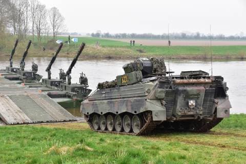 Schützenpanzer Marder während einer Übung. Schützenpanzer Marder auf dem Weg zu einem Gewässerübergang mit den M3 Amphibien (Schwimmbrücken) während einer Übung in Niedersachsen. Hoya Niedersachsen Germany *** Marder infantry fighting vehicle during an exercise Marder infantry fighting vehicle on its way to a water crossing with the M3 amphibians Swimming bridges during an exercise in Lower Saxony Hoya Lower Saxony Germany