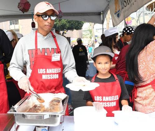 Entertainment Themen der Woche KW16 Entertainment Bilder des Tages Pharrell Williams mit Sohn Rocket Ayer bei Osteressen mit 4000 Obdachslosen in Los Angeles 19 April 2019 - Los Angeles, California - Pharrell Williams. The Los Angeles Mission Hosts Easter For The Homeless held at the LA Mission. Photo Credit: Birdie Thompson AdMedia 238034 2019-04-19 California Los Angeles Etats-Unis  Copyright: xAdMediax STAR_238034_006