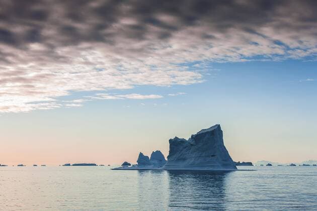 IMAGO Nature: Unsere Erde, Klimawandel, Arktische und Antarktische Eisschmelze  Eisberg bei Sonnenaufgang, Scoresbysund, Ostgrönland, Grönland, Nordamerika *** Sunrise iceberg Scoresbysand East Greenland Greenland North America Copyright: imageBROKER/KarlheinzxIrlmeier ibxkhi04872000.jpg