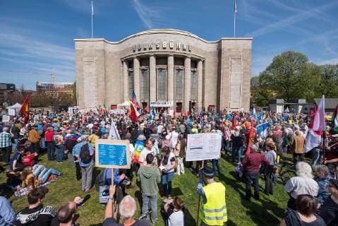 Etwa tausend Ruestungsgegner haben sich Samstag (20.04.2019) am traditionellen Berliner Ostermarsch beteiligt. Unter dem Motto Abruesten statt Aufruesten - die Welt braucht Frieden statt Kriegsbuendnisse fuehrte der Demonstrationszug durch Berlin-Mitte und Prenzlauer Berg. Auf Transparenten und Plakaten forderten die Friedensaktivisten unter anderem den Abzug aller Atomwaffen, den Nato-Austritt Deutschlands, ein Ende der Auslandseinsaetze der Bundeswehr und ein Ende der Russland-Sanktionen. Die Polizei sprach von knapp unter tausend Teilnehmern, Beobachter von weitaus mehr. Veranstalter des Ostermarsches war die Berliner Friedenskoordination, ein Buendnis aus Friedensbewegten und Ruestungsgegnern. (Siehe epd-Meldung vom 20.04.2019) Berliner Ostermarsch unter dem Motto Abruesten statt aufruesten!