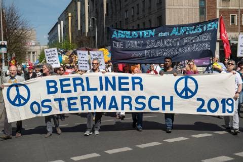 Etwa tausend Ruestungsgegner haben sich Samstag (20.04.2019) am traditionellen Berliner Ostermarsch beteiligt. Unter dem Motto Abruesten statt Aufruesten - die Welt braucht Frieden statt Kriegsbuendnisse fuehrte der Demonstrationszug durch Berlin-Mitte und Prenzlauer Berg. Auf Transparenten und Plakaten forderten die Friedensaktivisten unter anderem den Abzug aller Atomwaffen, den Nato-Austritt Deutschlands, ein Ende der Auslandseinsaetze der Bundeswehr und ein Ende der Russland-Sanktionen. Die Polizei sprach von knapp unter tausend Teilnehmern, Beobachter von weitaus mehr. Veranstalter des Ostermarsches war die Berliner Friedenskoordination, ein Buendnis aus Friedensbewegten und Ruestungsgegnern. (Siehe epd-Meldung vom 20.04.2019) Berliner Ostermarsch unter dem Motto Abruesten statt aufruesten!