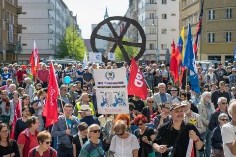 Etwa tausend Ruestungsgegner haben sich Samstag (20.04.2019) am traditionellen Berliner Ostermarsch beteiligt. Unter dem Motto Abruesten statt Aufruesten - die Welt braucht Frieden statt Kriegsbuendnisse fuehrte der Demonstrationszug durch Berlin-Mitte und Prenzlauer Berg. Auf Transparenten und Plakaten forderten die Friedensaktivisten unter anderem den Abzug aller Atomwaffen, den Nato-Austritt Deutschlands, ein Ende der Auslandseinsaetze der Bundeswehr und ein Ende der Russland-Sanktionen. Die Polizei sprach von knapp unter tausend Teilnehmern, Beobachter von weitaus mehr. Veranstalter des Ostermarsches war die Berliner Friedenskoordination, ein Buendnis aus Friedensbewegten und Ruestungsgegnern. (Siehe epd-Meldung vom 20.04.2019) Berliner Ostermarsch unter dem Motto Abruesten statt aufruesten!