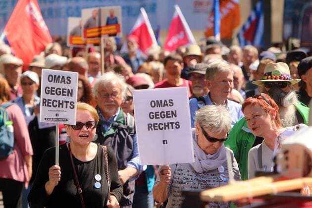 News Themen der Woche KW16 News Bilder des Tages Ostermarsch der Friedensbewegung in Stuttgart, Baden Württemberg, Deutschland: Seniorinnen mit Plakat Omas gegen Rechts *** Easter March of the Peace Movement in Stuttgart Baden Württemberg Germany Senior Women with Poster Grandma Against Right