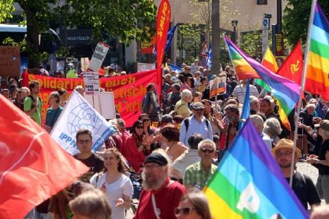 Ostermarsch der Friedensbewegung in Stuttgart, Baden Württemberg, Deutschland: Meer aus Transparenten und Fahnen.