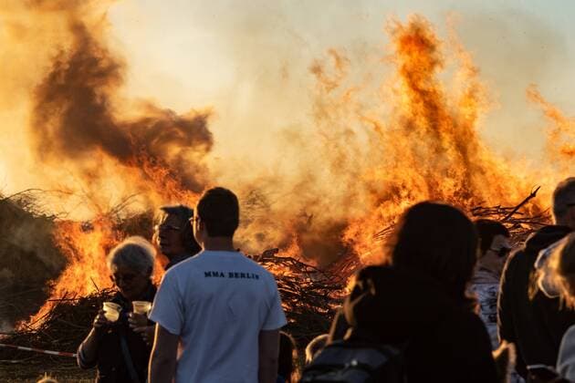 Größtes Osterfeuer in Berlin Gatow, Trotz anhaltender trockenetheit wurde durch die Freiwillige Feuerwehr Gatow unter Einhaltung zahlreichen Vorkehrungen das diesjährige Osterfeuer durchgeführt. Tausende Zuschauer verfolgten das Spektakel bis spät in den Abend. Berlin Gatow Deutschland