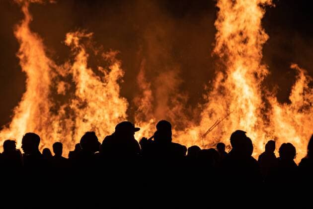 Größtes Osterfeuer in Berlin Gatow, Trotz anhaltender trockenetheit wurde durch die Freiwillige Feuerwehr Gatow unter Einhaltung zahlreichen Vorkehrungen das diesjährige Osterfeuer durchgeführt. Tausende Zuschauer verfolgten das Spektakel bis spät in den Abend. Berlin Gatow Deutschland