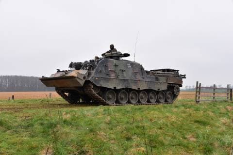Bergepanzer Büffel während einer Übung Bergepanzer Büffel der Bundeswehr im Einsatz während der Übung Bergen 2018 zur Vorbereitung auf die VJTF Phase 2019. Bei dieser Übung wurde unter anderem ein Brückenschlag mit anschließendem Übersetzen ganzer Einheiten geübt. Hoya Niedersachsen Deutschland *** Armoured recovery vehicle Buffalo during an exercise Armoured recovery vehicle Buffalo of the Bundeswehr in action during an exercise Bergen 2018 to prepare for the VJTF Phase 2019 This exercise included a bridge-building exercise followed by the translation of entire units Hoya Niedersachsen Germany