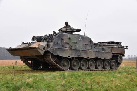 Bergepanzer Büffel während einer Übung Bergepanzer Büffel der Bundeswehr im Einsatz während der Übung Bergen 2018 zur Vorbereitung auf die VJTF Phase 2019. Bei dieser Übung wurde unter anderem ein Brückenschlag mit anschließendem Übersetzen ganzer Einheiten geübt. Hoya Niedersachsen Deutschland *** Armoured recovery vehicle Buffalo during an exercise Armoured recovery vehicle Buffalo of the Bundeswehr in action during an exercise Bergen 2018 to prepare for the VJTF Phase 2019 This exercise included a bridge-building exercise followed by the translation of entire units Hoya Niedersachsen Germany