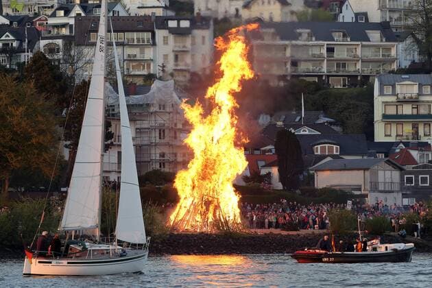 Osterfeuer an der Elbe in Hamburg 20.04.2019, DEU, Deutschland, Hamburg: Ein traditionelles Osterfeuer brennt am Ostersamstag am Strand von Blankenese. Hamburg Hamburg Deutschland