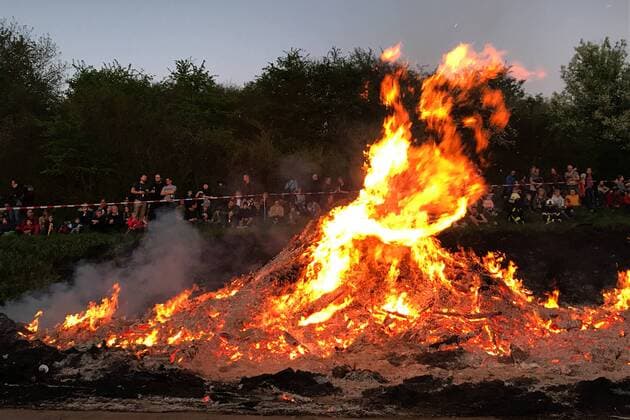 Osterfeuer 20.04.2019, Göttingen: Ein Osterfeuer brennt am Ostersamstag im Göttinger Ortsteil Geismar. Göttingen Niedersachsen Deutschland