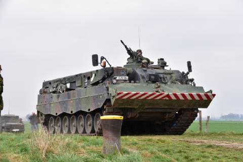 Bergepanzer Büffel der Bundeswehr während einer Übung Der Bergepanze Büffel während einer Übung bei einem Gewässerübergang mit einer Schwimmbrücke aus M3 Amphibienfahrzeugen der Bundeswehr. Hoya Niedersachsen Deutschland *** Armoured recovery vehicle Buffalo of the Bundeswehr during an exercise The armoured recovery vehicle Buffalo during an exercise at a water crossing with a floating bridge made of M3 amphibious vehicles of the Bundeswehr Hoya Niedersachsen Germany