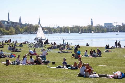 News Themen der Woche KW16 News Bilder des Tages Sonne an der Außenalster in Hamburg 21.04.2019, DEU, Deutschland, Hamburg: Ausflügler geniessen auf einer Wiese an der Außenalster das sommerliche Wetter. Hamburg Hamburg Deutschland