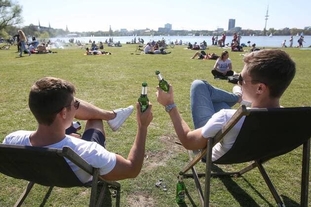 Sonne an der Alster in Hamburg 21.04.2019, DEU, Deutschland, Hamburg: Die Ausflügler Noah und Tobias (l-r) aus Hamburg sitzen an der Außenalster in Hamburg und geniessen bei einem Bier das sommerliche Wetter. Hamburg Hamburg Deutschland