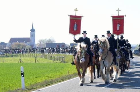 GER Sachsen Oberlausitz Osterreiter bei Ralbitz bzw. im Ort beim Umreiten der Kirche - Ostern - Reiter Sorben Katholiken Osterbrauch Auferstehung Christi 210419 ddbd