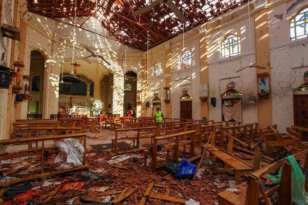 News Themen der Woche KW16 News Bilder des Tages Sri Lankan soldiers look on inside the St Sebastian s Church at Negombo on April 21, 2019, following a bomb blast during the Easter service that killed worshippers. A series of eight devastating bomb blasts ripped through high-end hotels and churches holding Easter services in Sri Lanka on April 21, killing nearly 200 people, including dozens of foreigners.  SRI2019042101 PERERAxSAMEER