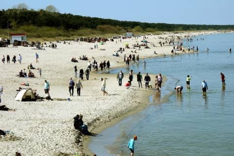 Urlauber und Einheimische lockt das schöne Wetter an die Ostsee zu Ostern. Bei Wassertemperatur von 7° Grad und Lufttemperatur von 16° Grad, sind einige Bademutige schon im Wasser (21.04.2019). Mecklenburg Vorpommern
