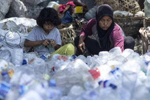 IMAGO Nature: Unsere Erde, Umweltverträgliche Herausforderungen, Plastikmüll April 21, 2019 - Lhokseumawe, Aceh, Indonesia - Mother and child seen cleaning plastic bottles for sale at a garbage dump site in Lhokseumawe, Aceh province, Indonesia..Based on a study by McKinsey and Co. and Ocean Conservancy, Indonesia is the number two plastic waste producing country in the world after China. The large amount of waste production, especially plastics sent to the Indonesian seas, directly contributes to making coastal areas and small islands dirty and full of garbage. Moreover, from the results of the study, it was found that the waste in the coastal area was dominated by plastic with a percentage of 36 to 38 percent. Lhokseumawe Indonesia - ZUMAs197 20190421_zab_s197_023 Copyright: xZikrixMaulanax