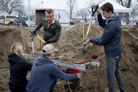 April 21, 2019 - Rigaud, Quebec, Canada - Flooding caused by rain and rising rivers. With evacuation orders in place, hundreds of homes are at risk. In image, Rigaud resisidents fill sandbags. Rigaud Canada  - ZUMAogra 20190421_mda_c232_910 Copyright: xGilesxCampbellx