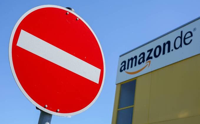 Amazon Standort Leipzig Ein Sperrschild am Leipziger Standort des Amazon-Logistikzentrums. Der Standort Leipzig wurde von Goodman entwickel. Leipzig Sachsen Deutschland