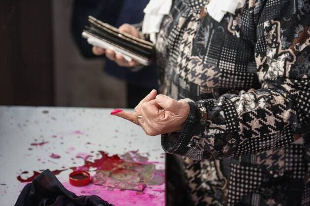 News Themen der Woche KW17 News Bilder des Tages April 22, 2019 - Cairo, Egypt - A woman casts her ballot during the third and last day of the national referendum on the constitutional amendments extending the presidential term and potentially allowing Egyptian President Abdel-Fattah el-Sisi to stay in power until 2030. Cairo, April 22, 2019. Cairo Egypt  - ZUMAn230 20190422_zaa_n230_134 Copyright: xIslamxSafwatx