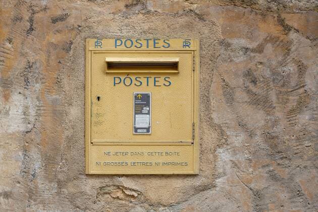 Briefkasten des staatlichen franzoesischen Postunternehmens La Poste in Suedfrankreich. 22.04.2019, FR, St-Saturnin-les-Apt - Briefkasten des staatlichen franzoesischen Postunternehmens La Poste in Suedfrankreich., St-Saturnin-les-Apt Frankreich
