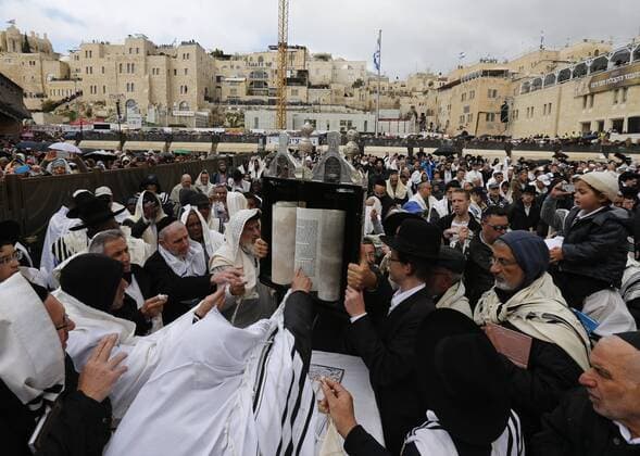 News Themen der Woche KW17 News Bilder des Tages (190422) -- JERUSALEM, April 22, 2019 -- Jews participate in the priestly blessing during the Passover holiday at the Western Wall in the Old City of Jerusalem on April 22, 2019. Thousands of Jews make the pilgrimage to Jerusalem during the eight-day Passover holiday, which commemorates the Israelites exodus from slavery in Egypt some 3,500 years ago. ) MIDEAST-JERUSALEM-PASSOVER CELEBRATION MuammarxAwad 