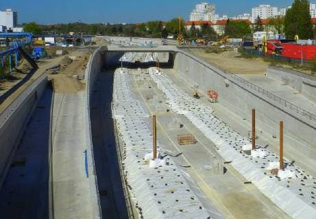 Blick aus der S-Bahn Naehe Koellnische Heide auf die Autobahn-Baustelle. *** View from the S Bahn near Koellnische Heide to the motorway construction site