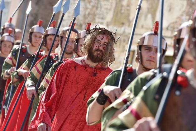 News Themen der Woche KW17 Entertainment Bilder des Tages 19th Festival of Zudije held in Oklaj 22.04.2019., Croatia, Oklaj - 19th Festival of Zudije on Easter Monday. Zudije are a group of costumed soldiers who represent the guardians of the tomb of Christ. The group consists of 12 guards who are led by the commander named Judas as the 13th guard. The roles of zudije are played by young men who dress up as Roman soldiers and whose task is to guard the tomb as described in the New Testament. Their service starts in the evening of the Holy Thursday when they start guarding the altar, where a carefully decorated tomb is set. They continue to guard the tomb through Good Friday and Holy Saturday up until Easter Vigil at midnight. Then, the zudije fall to the ground upon hearing the bells tolling announcing the resurrection of Christ during the Holy Mass.  HrvojexJelavic PIXSELL
